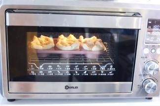 烤箱预热上火180度，下火160度，烘烤时间为20分钟。