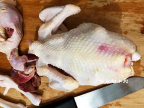 我选用的是现杀的新鲜麻鸡，回家将整只鸡清洗干净，有细小的鸡毛要清理干净。接着把鸡爪和和脖子部分的都剁出来。之所以选择麻鸡是因为麻鸡肉质比较嫩滑，特别适合孩子吃