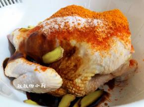 洗好的整只用厨房纸巾吸干水分，放进盆中，接着把所有的调料都倒进盆中，戴上一次性手套，先把调料涂抹均匀