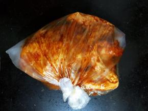 用保鲜袋把鸡装起来，有多余的调料也要刮干净，一起倒入袋中，送进冰箱冷藏腌制两小时以上，有时间的可以腌制更长些，我一般都是晚上或早上腌制，这样最少也能腌制6个小时左右，这样就非常入味了