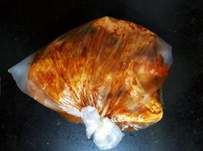 用保鲜袋把鸡装起来，有多余的调料也要刮干净，一起倒入袋中，送进冰箱冷藏腌制两小时以上，有时间的可以腌制更长些，我一般都是晚上或早上腌制，这样最少也能腌制6个小时左右，这样就非常入味了