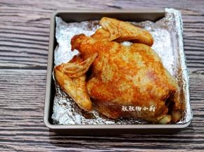 烤盘铺上锡纸，这样有方便清理烤，将腌制好的鸡拿出来放在烤箱中