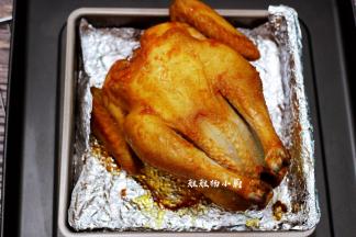 25分钟后取出，用剩余的调料汁涂抹一下表皮，接着整只鸡翻个面，这样才能烤得更均匀，再次送进烤箱再烤25分钟