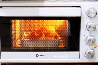 烤箱不需要预热，上火190度下火200度先烤25分钟