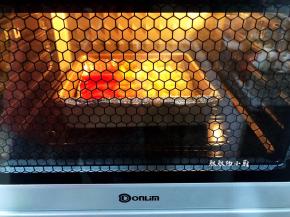 送进烤箱上下火200度烤10分钟，即可