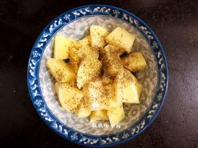 接下来处理一下配料，土豆切块加入食用油，盐和意大利风格调料搅拌均匀