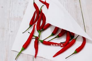 指天椒洗干净，先沥干水分，再用厨房用纸吸干水分