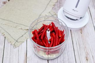 风干好的蒜头和指天指倒入料理机