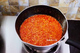 继续中小火煮5分钟左右，中途要翻动，以防粘锅，炒好的辣椒酱放凉，装进玻璃瓶密封保存(玻璃瓶必须高温消毒晾凉后使用)