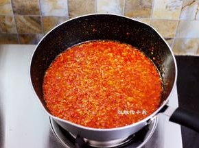 继续中小火煮5分钟左右，中途要翻动，以防粘锅，炒好的辣椒酱放凉，装进玻璃瓶密封保存(玻璃瓶必须高温消毒晾凉后使用)