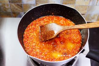 接着倒入200克食用油，加入盐，糖，和生抽，中小火翻炒均匀