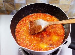 接着倒入200克食用油，加入盐，糖，和生抽，中小火翻炒均匀