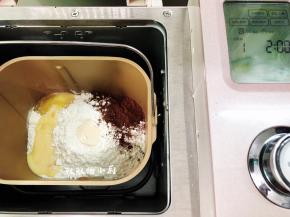 把所有材料都先称好，然后除了黄油之外，将所有的材料都投进面包机启动和面功能和面功能是10分钟