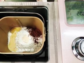 把所有材料都先称好，然后除了黄油之外，将所有的材料都投进面包机启动和面功能和面功能是10分钟