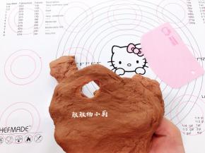 初步扩展，厚膜撑开面团，破洞有明显的锯齿状