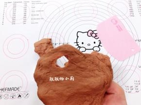 初步扩展，厚膜撑开面团，破洞有明显的锯齿状