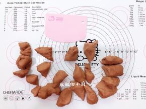 接着用刮刀把面团切成小块，这样能更快捷的让面团出膜