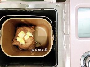 这时候可以加黄油了，接着继续启动揉面功能，继续揉面