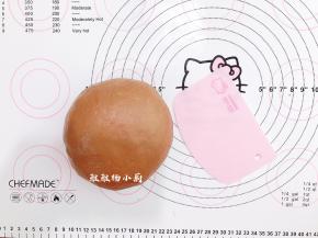 把面团揉圆放在一旁用保鲜膜盖住，松弛3分钟