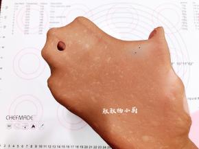 然后检查一下面团的状态，可拉出薄而有韧性的手套膜即可