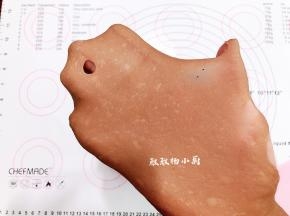 然后检查一下面团的状态，可拉出薄而有韧性的手套膜即可