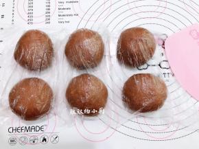 接着把面团分成6等份，滚圆后盖保鲜膜松弛20分钟