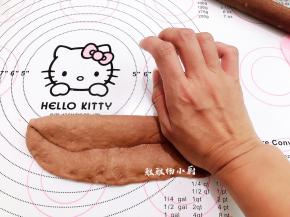 一头压薄从上往下卷，捏紧收口，搓成长条状