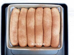 这时拿出发酵好的面胚，发酵好的面胚拿出来，筛上一层薄薄的可可粉。烤箱预热上下火190度10分