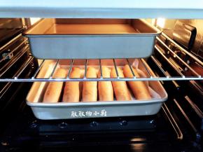 摆放在烤盘上，放一盘温水和面包胚一起放入烤箱内关门发酵发至两倍大即可