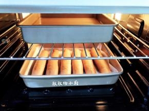 摆放在烤盘上，放一盘温水和面包胚一起放入烤箱内关门发酵发至两倍大即可