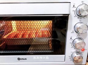 发酵好的面胚送进预热好的烤箱，上火170度下火180度，烘烤15分钟（每家烤箱温度不同，请按自家烤箱脾气调整时间与温度），出炉后立刻取出放晾晒网上，还有余温时密封保存