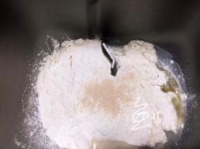 饼底材料放入面包机中和面成团，然后发酵