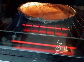 烤箱180度预热5分钟，放入饼皮180度烤5分钟