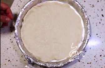 擀成薄片，放入披萨盘中