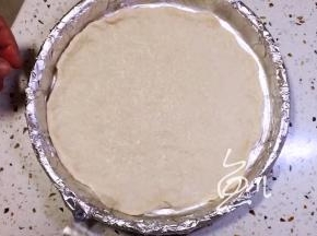 擀成薄片，放入披萨盘中
