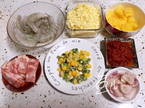 等待面团发酵的过程中，准备披萨馅料