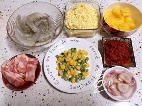 等待面团发酵的过程中，准备披萨馅料
