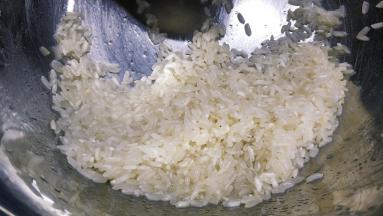 米洗干净用油、盐腌15分钟