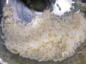 米洗干净用油、盐腌15分钟