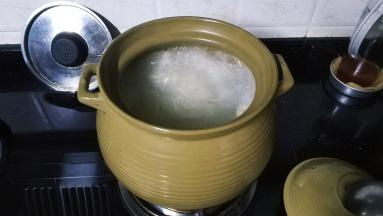 煲里放入足量水大火烧开后放入响螺片煲20分钟