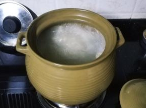 煲里放入足量水大火烧开后放入响螺片煲20分钟