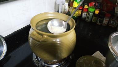 放入腌好的米入煲里