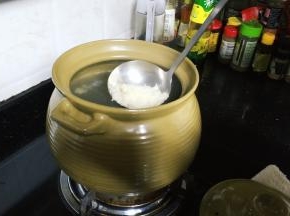 放入腌好的米入煲里
