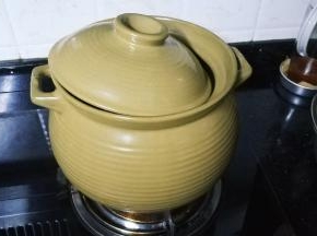 盖上盖子继续中大火煲40分钟