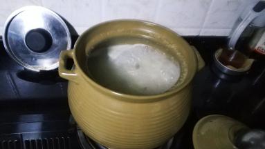 在煲到20分钟时放入皮蛋、腐竹继续煲20分钟即可
