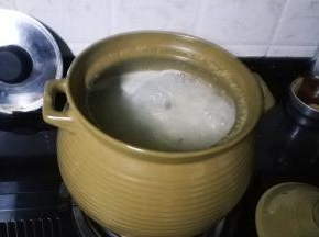在煲到20分钟时放入皮蛋、腐竹继续煲20分钟即可