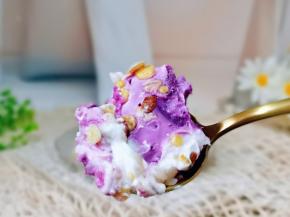 一勺有酸奶，紫薯泥，还有燕麦，满足～我要开动喽～