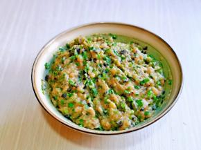 首先做饺子馅，将肉糜放入器具中，加入全部的调味料搅拌均匀，再加入切碎的黑木耳及韭菜，再次搅拌均匀，放旁边备用。