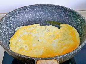 现在开始做四喜蒸饺的四种颜色，首先煎鸡蛋，煎蛋饼后再切碎。