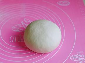 取出揉好的面团，盖上保鲜膜，醒15分钟，四喜蒸饺制作不难，重点在面团制作，面团做好了，就成功了一多半了呦～